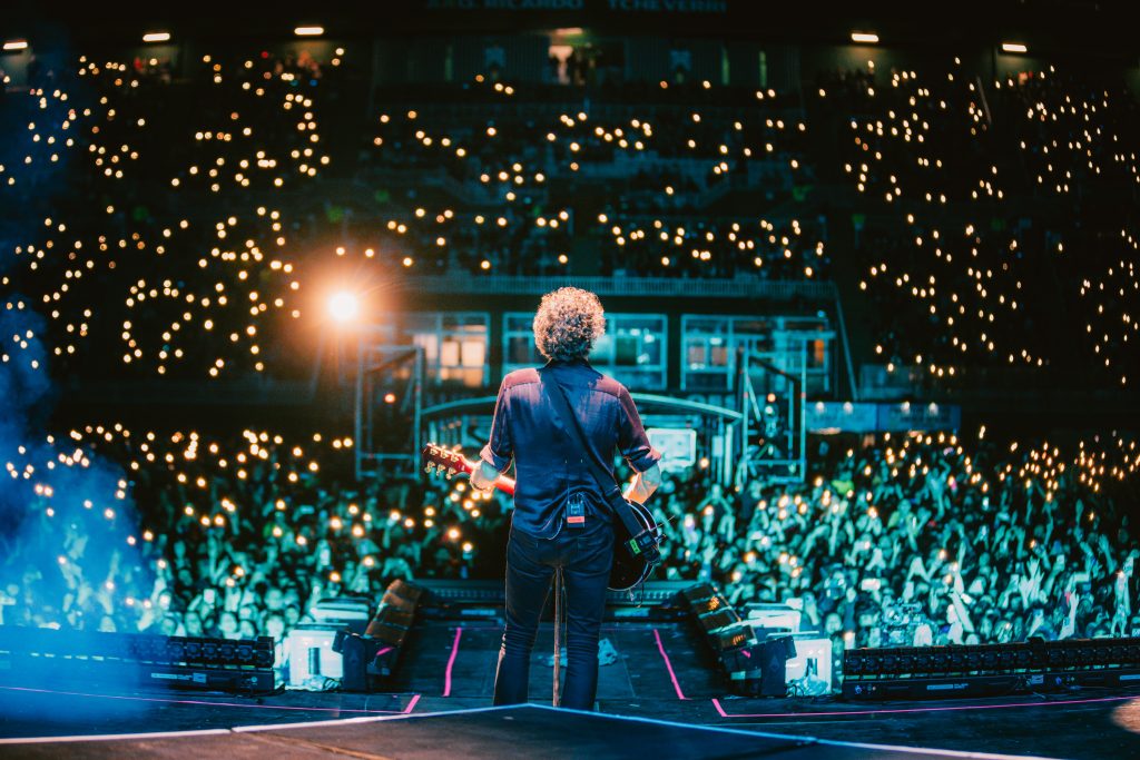 Cuarteto de Nos en vivo en el Estadio Ferro, presentando su álbum Puertas ante miles de fanáticos en Buenos Aires