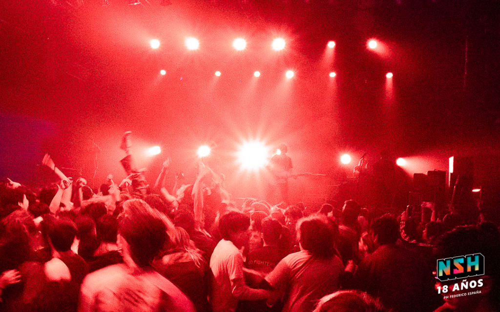 Público vibrando frente al escenario principal del Festival Mutante 2025 en Buenos Aires