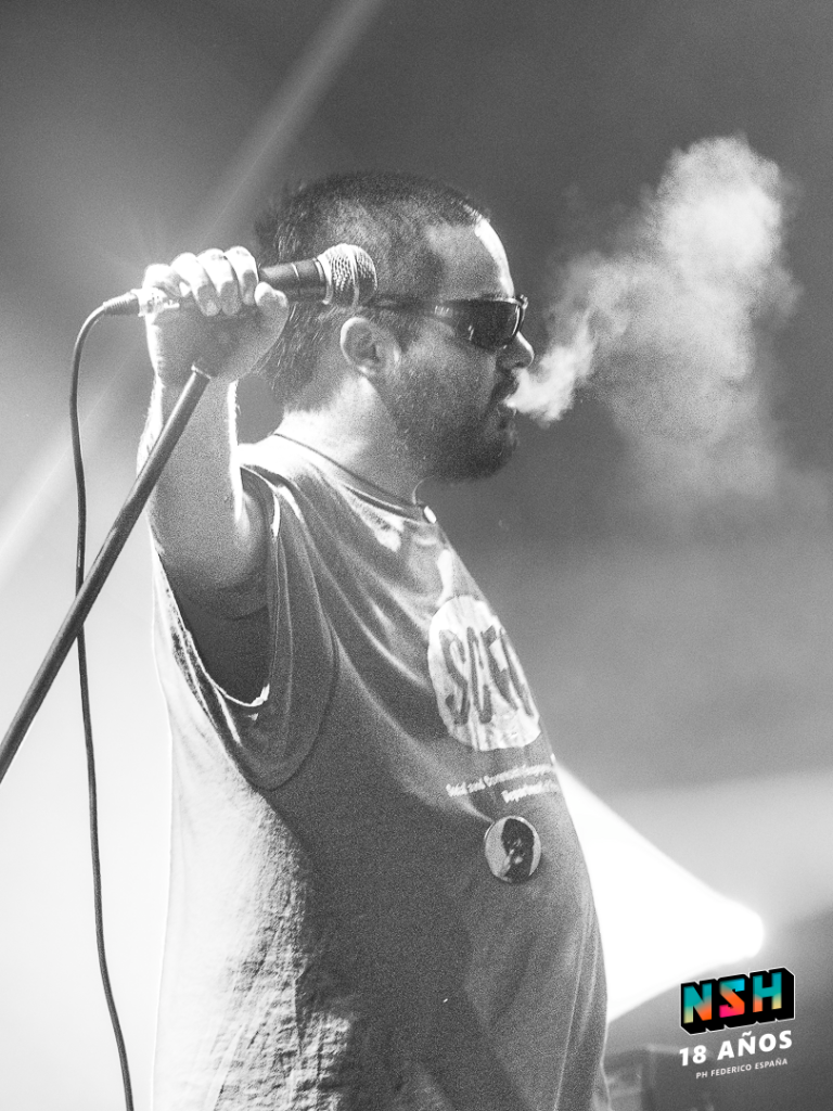 Banda tocando en vivo durante el Festival Mutante en el C Art Media con luces y humo