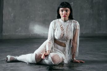 Juana Rozas en vivo en Niceto Club durante El último show de Tanya, performance electropop teatral en Buenos Aires
