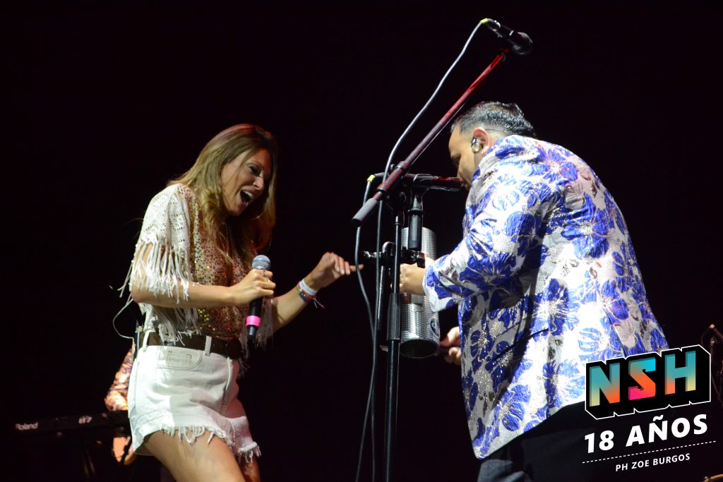Los Palmeras y El Puma Rodríguez en vivo en el Movistar Arena, durante su show conjunto el 22 de septiembre en Buenos Aires