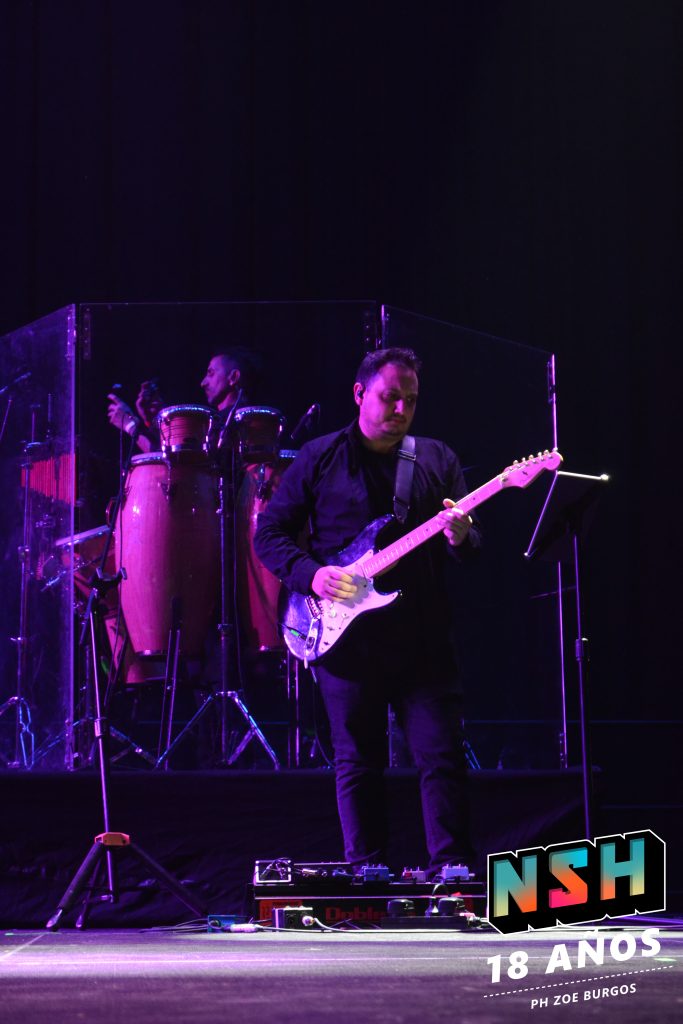 Los Palmeras y El Puma Rodríguez en vivo en el Movistar Arena, durante su show conjunto el 22 de septiembre en Buenos Aires