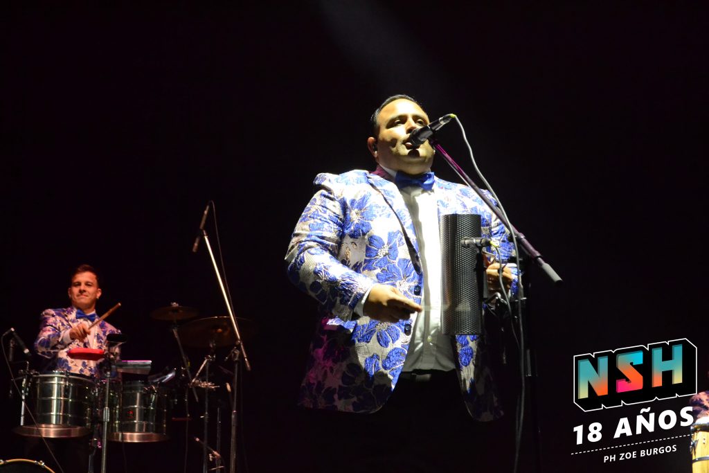 Los Palmeras y El Puma Rodríguez en vivo en el Movistar Arena, durante su show conjunto el 22 de septiembre en Buenos Aires