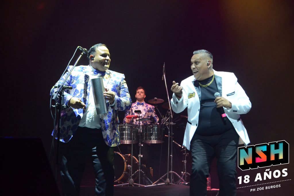 Los Palmeras y El Puma Rodríguez en vivo en el Movistar Arena, durante su show conjunto el 22 de septiembre en Buenos Aires