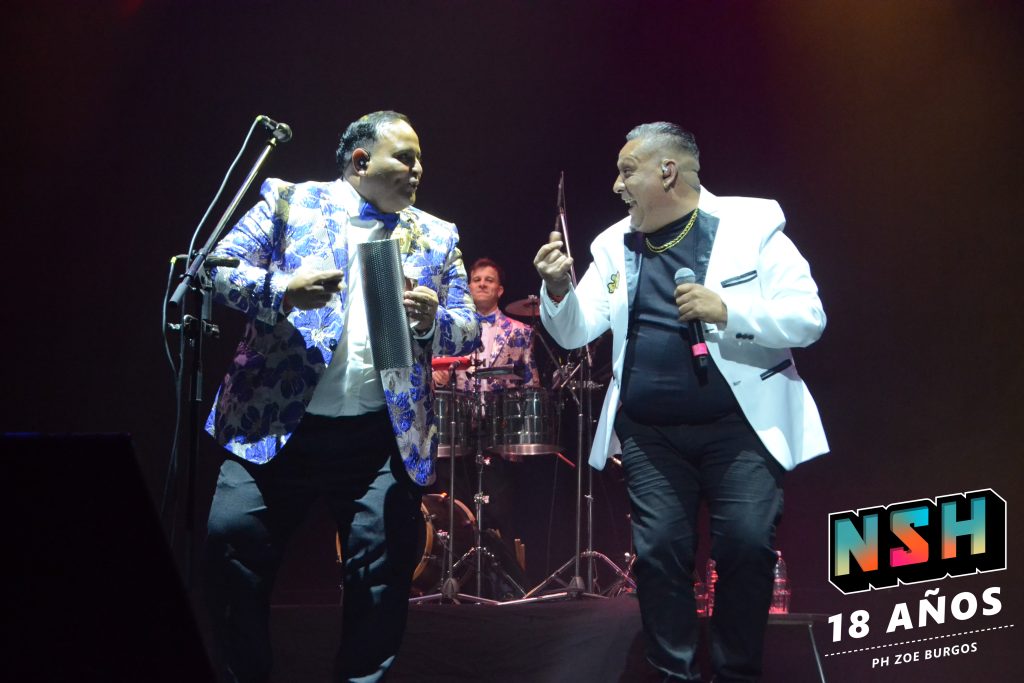 Los Palmeras y El Puma Rodríguez en vivo en el Movistar Arena, durante su show conjunto el 22 de septiembre en Buenos Aires