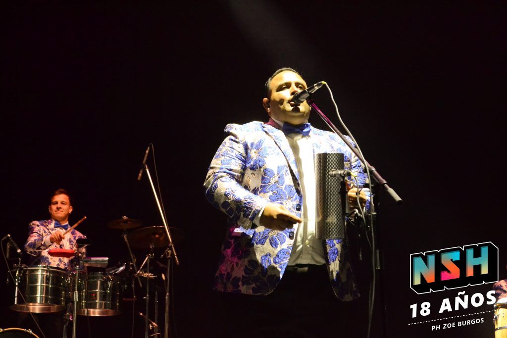 Los Palmeras y El Puma Rodríguez en vivo en el Movistar Arena, durante su show conjunto el 22 de septiembre en Buenos Aires
