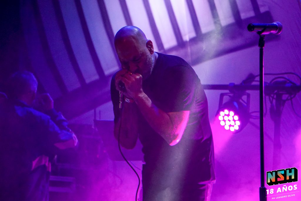 Ojos Locos en vivo en el Teatro Vorterix celebrando los 20 años de Guerra de Nada ante una audiencia fiel