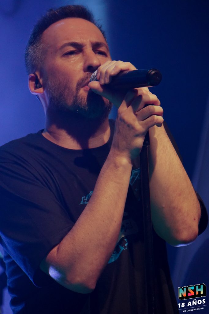 Ojos Locos en vivo en el Teatro Vorterix celebrando los 20 años de Guerra de Nada ante una audiencia fiel