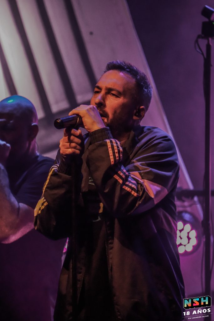 Ojos Locos en vivo en el Teatro Vorterix celebrando los 20 años de Guerra de Nada ante una audiencia fiel
