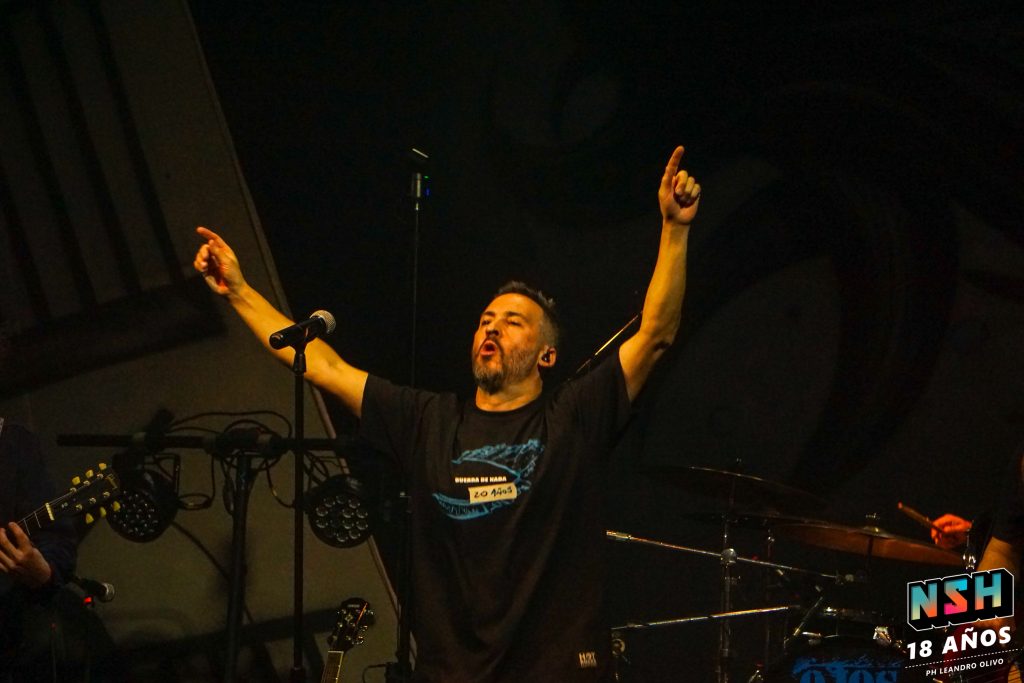 Ojos Locos en vivo en el Teatro Vorterix celebrando los 20 años de Guerra de Nada ante una audiencia fiel