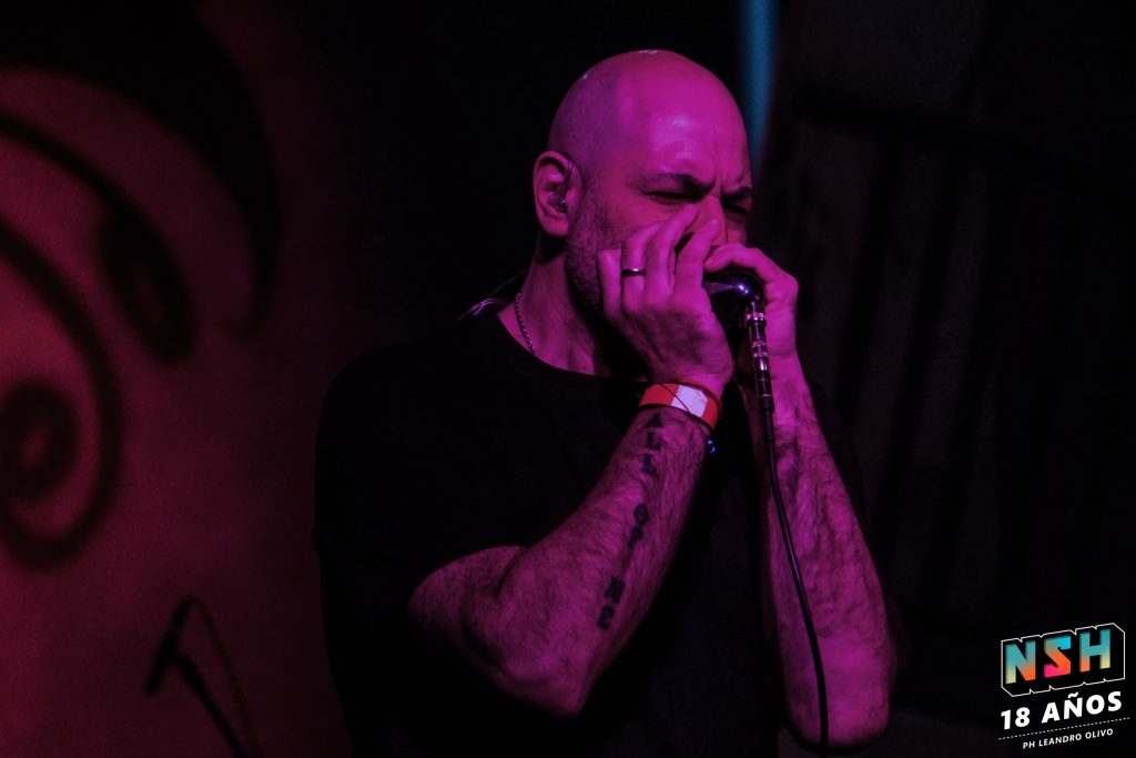 Ojos Locos en vivo en el Teatro Vorterix celebrando los 20 años de Guerra de Nada ante una audiencia fiel