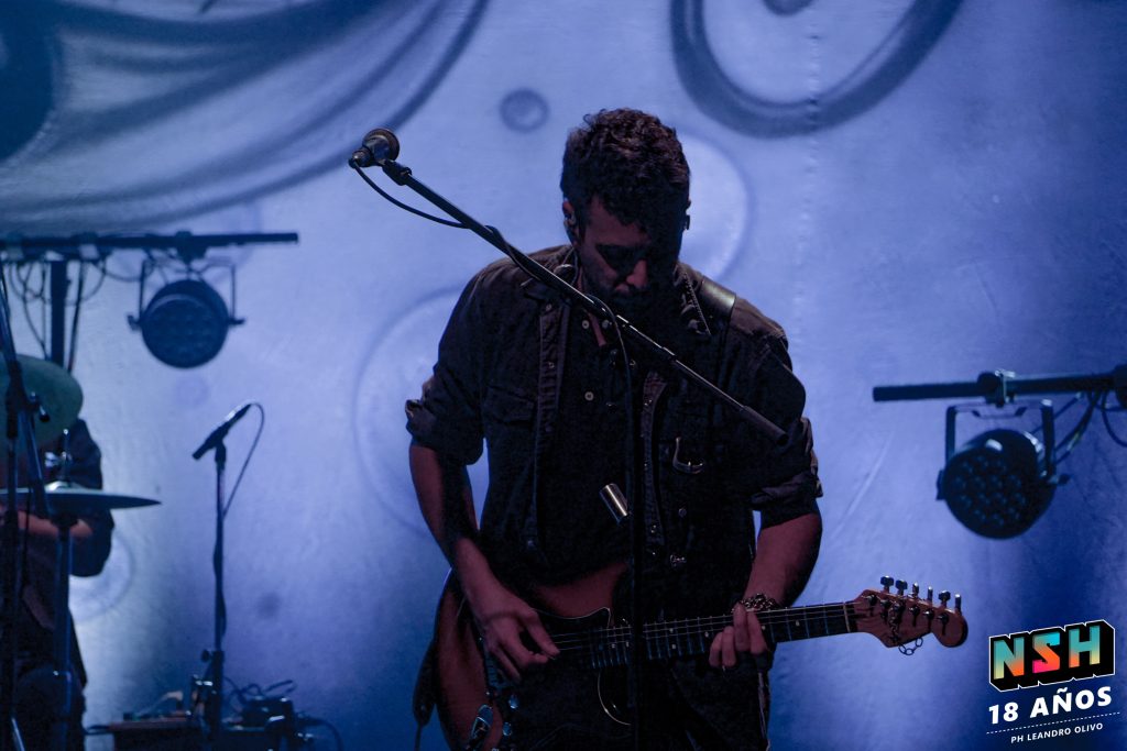 Ojos Locos en vivo en el Teatro Vorterix celebrando los 20 años de Guerra de Nada ante una audiencia fiel