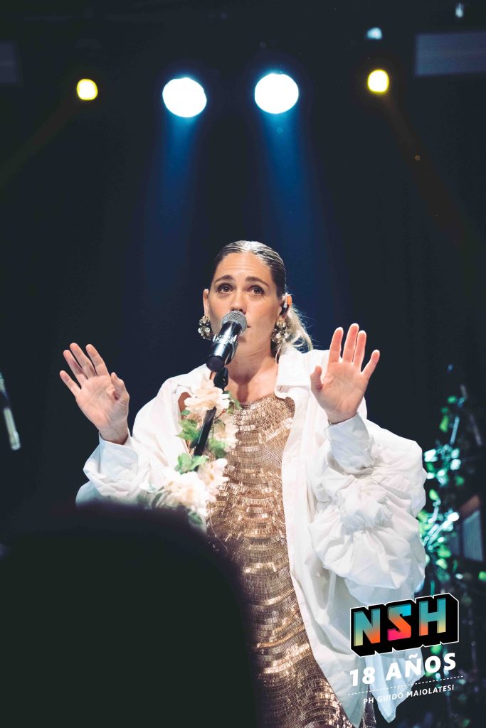 Rocío Igarzábal interpretando canciones de Volare en vivo en La Tangente
Escena del show de Rocío Igarzábal con vestuario etéreo durante Volare
El público emocionado en el recital de Rocío Igarzábal en Buenos Aires
Dueto entre Rocío Igarzábal y El Purre en La Tangente
Cambio de vestuario de Rocío Igarzábal en su presentación de Volare
Potra y Rocío Igarzábal en una interpretación íntima durante el show
Vista del escenario iluminado durante el concierto de Volare en La Tangente
Rocío Igarzábal celebrando con el público al final de su show en vivo
Momentos festivos del recital de Rocío Igarzábal con coreografía y luces
Detalle del EP Volare presentado por Rocío Igarzábal en La Tangente