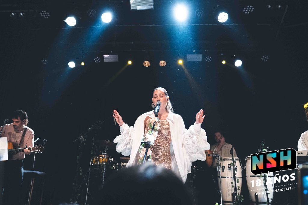 Rocío Igarzábal interpretando canciones de Volare en vivo en La Tangente
Escena del show de Rocío Igarzábal con vestuario etéreo durante Volare
El público emocionado en el recital de Rocío Igarzábal en Buenos Aires
Dueto entre Rocío Igarzábal y El Purre en La Tangente
Cambio de vestuario de Rocío Igarzábal en su presentación de Volare
Potra y Rocío Igarzábal en una interpretación íntima durante el show
Vista del escenario iluminado durante el concierto de Volare en La Tangente
Rocío Igarzábal celebrando con el público al final de su show en vivo
Momentos festivos del recital de Rocío Igarzábal con coreografía y luces
Detalle del EP Volare presentado por Rocío Igarzábal en La Tangente