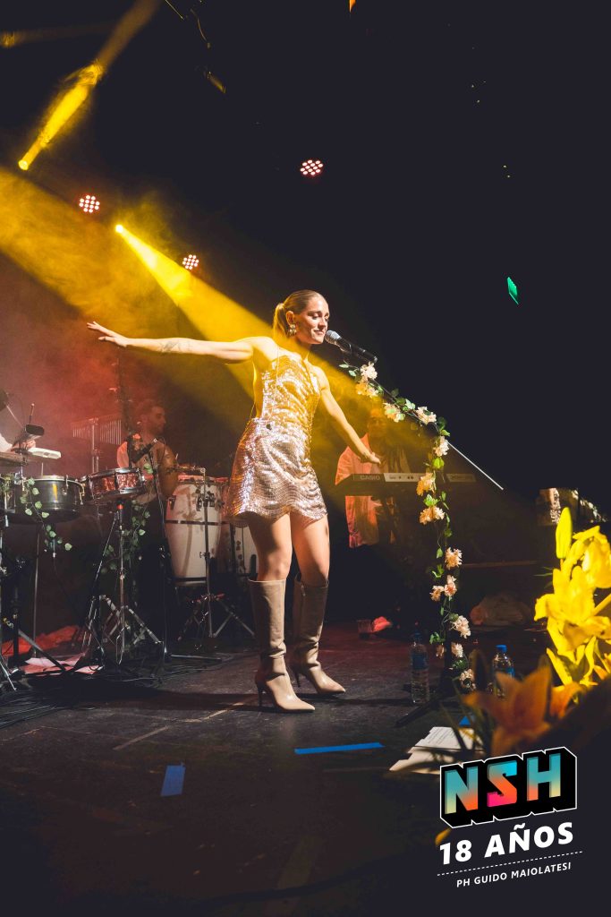 Rocío Igarzábal interpretando canciones de Volare en vivo en La Tangente
Escena del show de Rocío Igarzábal con vestuario etéreo durante Volare
El público emocionado en el recital de Rocío Igarzábal en Buenos Aires
Dueto entre Rocío Igarzábal y El Purre en La Tangente
Cambio de vestuario de Rocío Igarzábal en su presentación de Volare
Potra y Rocío Igarzábal en una interpretación íntima durante el show
Vista del escenario iluminado durante el concierto de Volare en La Tangente
Rocío Igarzábal celebrando con el público al final de su show en vivo
Momentos festivos del recital de Rocío Igarzábal con coreografía y luces
Detalle del EP Volare presentado por Rocío Igarzábal en La Tangente