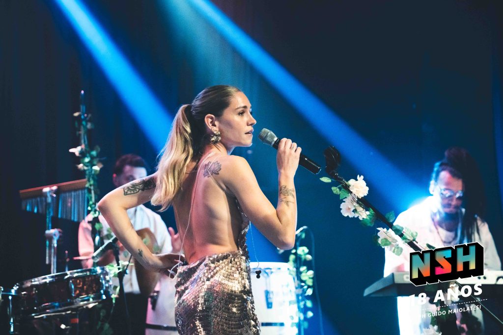 Rocío Igarzábal interpretando canciones de Volare en vivo en La Tangente
Escena del show de Rocío Igarzábal con vestuario etéreo durante Volare
El público emocionado en el recital de Rocío Igarzábal en Buenos Aires
Dueto entre Rocío Igarzábal y El Purre en La Tangente
Cambio de vestuario de Rocío Igarzábal en su presentación de Volare
Potra y Rocío Igarzábal en una interpretación íntima durante el show
Vista del escenario iluminado durante el concierto de Volare en La Tangente
Rocío Igarzábal celebrando con el público al final de su show en vivo
Momentos festivos del recital de Rocío Igarzábal con coreografía y luces
Detalle del EP Volare presentado por Rocío Igarzábal en La Tangente