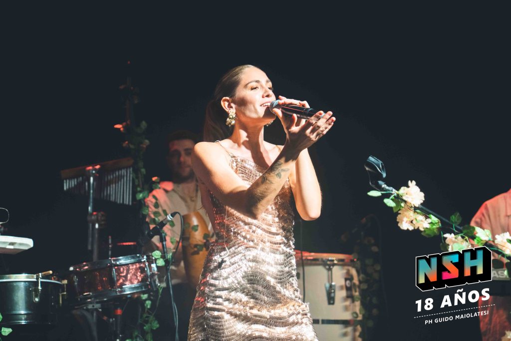 Rocío Igarzábal interpretando canciones de Volare en vivo en La Tangente
Escena del show de Rocío Igarzábal con vestuario etéreo durante Volare
El público emocionado en el recital de Rocío Igarzábal en Buenos Aires
Dueto entre Rocío Igarzábal y El Purre en La Tangente
Cambio de vestuario de Rocío Igarzábal en su presentación de Volare
Potra y Rocío Igarzábal en una interpretación íntima durante el show
Vista del escenario iluminado durante el concierto de Volare en La Tangente
Rocío Igarzábal celebrando con el público al final de su show en vivo
Momentos festivos del recital de Rocío Igarzábal con coreografía y luces
Detalle del EP Volare presentado por Rocío Igarzábal en La Tangente