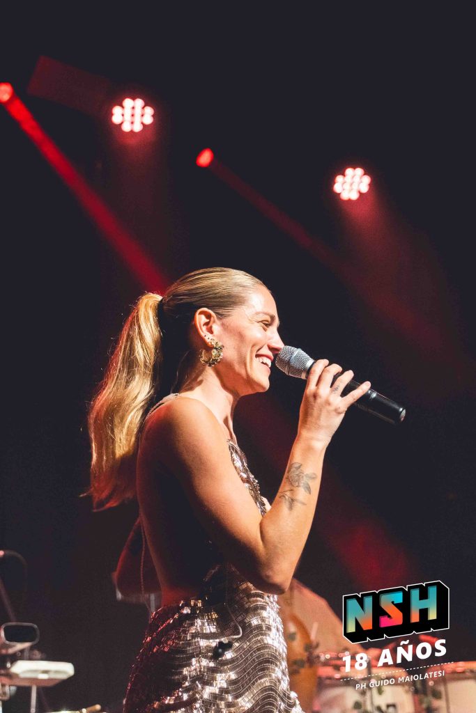 Rocío Igarzábal interpretando canciones de Volare en vivo en La Tangente
Escena del show de Rocío Igarzábal con vestuario etéreo durante Volare
El público emocionado en el recital de Rocío Igarzábal en Buenos Aires
Dueto entre Rocío Igarzábal y El Purre en La Tangente
Cambio de vestuario de Rocío Igarzábal en su presentación de Volare
Potra y Rocío Igarzábal en una interpretación íntima durante el show
Vista del escenario iluminado durante el concierto de Volare en La Tangente
Rocío Igarzábal celebrando con el público al final de su show en vivo
Momentos festivos del recital de Rocío Igarzábal con coreografía y luces
Detalle del EP Volare presentado por Rocío Igarzábal en La Tangente