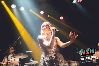 Rocío Igarzábal interpretando canciones de Volare en vivo en La Tangente Escena del show de Rocío Igarzábal con vestuario etéreo durante Volare El público emocionado en el recital de Rocío Igarzábal en Buenos Aires Dueto entre Rocío Igarzábal y El Purre en La Tangente Cambio de vestuario de Rocío Igarzábal en su presentación de Volare Potra y Rocío Igarzábal en una interpretación íntima durante el show Vista del escenario iluminado durante el concierto de Volare en La Tangente Rocío Igarzábal celebrando con el público al final de su show en vivo Momentos festivos del recital de Rocío Igarzábal con coreografía y luces Detalle del EP Volare presentado por Rocío Igarzábal en La Tangente