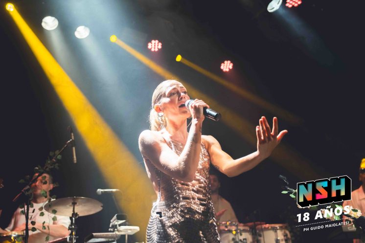 Rocío Igarzábal interpretando canciones de Volare en vivo en La Tangente Escena del show de Rocío Igarzábal con vestuario etéreo durante Volare El público emocionado en el recital de Rocío Igarzábal en Buenos Aires Dueto entre Rocío Igarzábal y El Purre en La Tangente Cambio de vestuario de Rocío Igarzábal en su presentación de Volare Potra y Rocío Igarzábal en una interpretación íntima durante el show Vista del escenario iluminado durante el concierto de Volare en La Tangente Rocío Igarzábal celebrando con el público al final de su show en vivo Momentos festivos del recital de Rocío Igarzábal con coreografía y luces Detalle del EP Volare presentado por Rocío Igarzábal en La Tangente