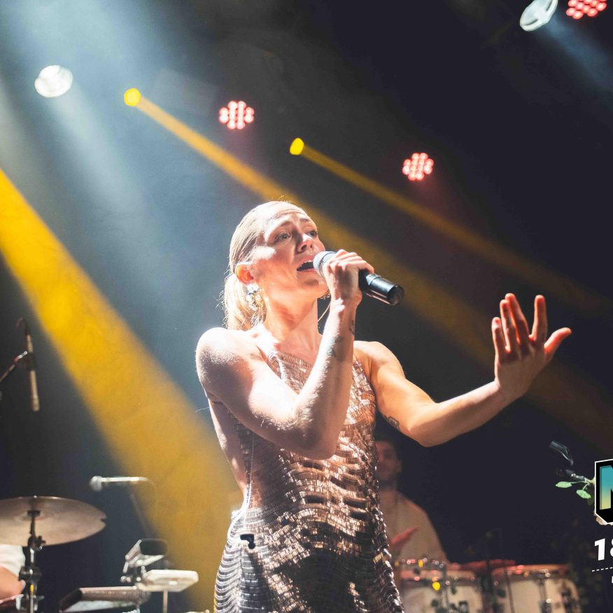 Rocío Igarzábal interpretando canciones de Volare en vivo en La Tangente Escena del show de Rocío Igarzábal con vestuario etéreo durante Volare El público emocionado en el recital de Rocío Igarzábal en Buenos Aires Dueto entre Rocío Igarzábal y El Purre en La Tangente Cambio de vestuario de Rocío Igarzábal en su presentación de Volare Potra y Rocío Igarzábal en una interpretación íntima durante el show Vista del escenario iluminado durante el concierto de Volare en La Tangente Rocío Igarzábal celebrando con el público al final de su show en vivo Momentos festivos del recital de Rocío Igarzábal con coreografía y luces Detalle del EP Volare presentado por Rocío Igarzábal en La Tangente