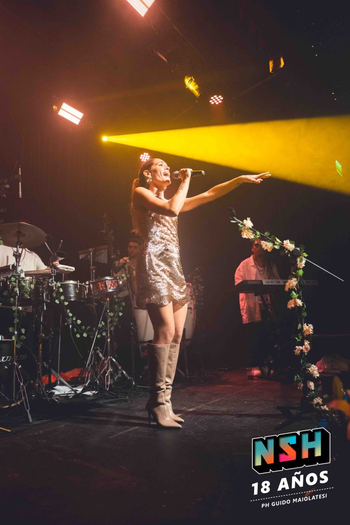 Rocío Igarzábal interpretando canciones de Volare en vivo en La Tangente
Escena del show de Rocío Igarzábal con vestuario etéreo durante Volare
El público emocionado en el recital de Rocío Igarzábal en Buenos Aires
Dueto entre Rocío Igarzábal y El Purre en La Tangente
Cambio de vestuario de Rocío Igarzábal en su presentación de Volare
Potra y Rocío Igarzábal en una interpretación íntima durante el show
Vista del escenario iluminado durante el concierto de Volare en La Tangente
Rocío Igarzábal celebrando con el público al final de su show en vivo
Momentos festivos del recital de Rocío Igarzábal con coreografía y luces
Detalle del EP Volare presentado por Rocío Igarzábal en La Tangente