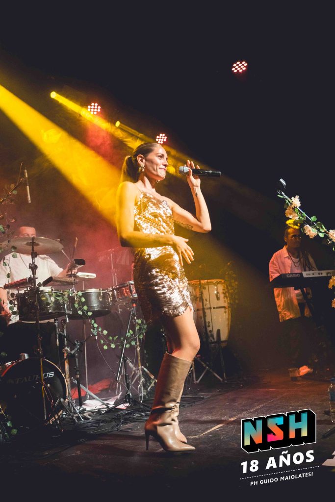 Rocío Igarzábal interpretando canciones de Volare en vivo en La Tangente
Escena del show de Rocío Igarzábal con vestuario etéreo durante Volare
El público emocionado en el recital de Rocío Igarzábal en Buenos Aires
Dueto entre Rocío Igarzábal y El Purre en La Tangente
Cambio de vestuario de Rocío Igarzábal en su presentación de Volare
Potra y Rocío Igarzábal en una interpretación íntima durante el show
Vista del escenario iluminado durante el concierto de Volare en La Tangente
Rocío Igarzábal celebrando con el público al final de su show en vivo
Momentos festivos del recital de Rocío Igarzábal con coreografía y luces
Detalle del EP Volare presentado por Rocío Igarzábal en La Tangente