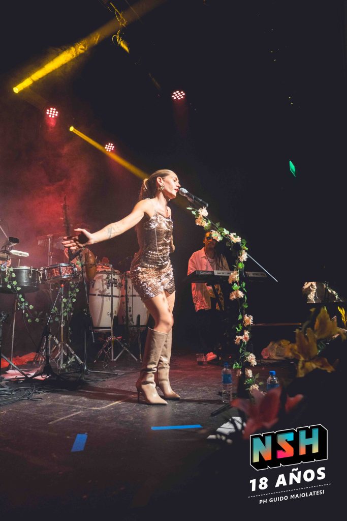 Rocío Igarzábal interpretando canciones de Volare en vivo en La Tangente
Escena del show de Rocío Igarzábal con vestuario etéreo durante Volare
El público emocionado en el recital de Rocío Igarzábal en Buenos Aires
Dueto entre Rocío Igarzábal y El Purre en La Tangente
Cambio de vestuario de Rocío Igarzábal en su presentación de Volare
Potra y Rocío Igarzábal en una interpretación íntima durante el show
Vista del escenario iluminado durante el concierto de Volare en La Tangente
Rocío Igarzábal celebrando con el público al final de su show en vivo
Momentos festivos del recital de Rocío Igarzábal con coreografía y luces
Detalle del EP Volare presentado por Rocío Igarzábal en La Tangente