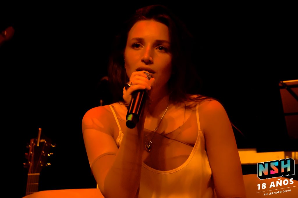 Agustina Pampin en vivo en La Tangente durante su show íntimo y teatral, fotografiada por Lautaro Quiroz