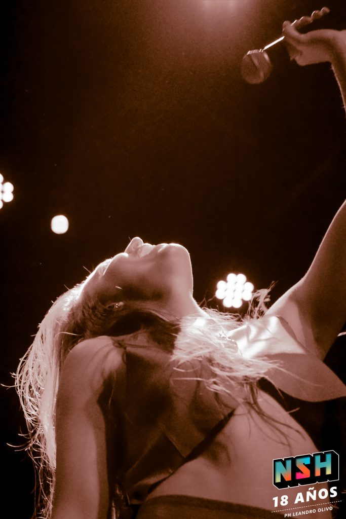 Agustina Pampin en vivo en La Tangente durante su show íntimo y teatral, fotografiada por Lautaro Quiroz