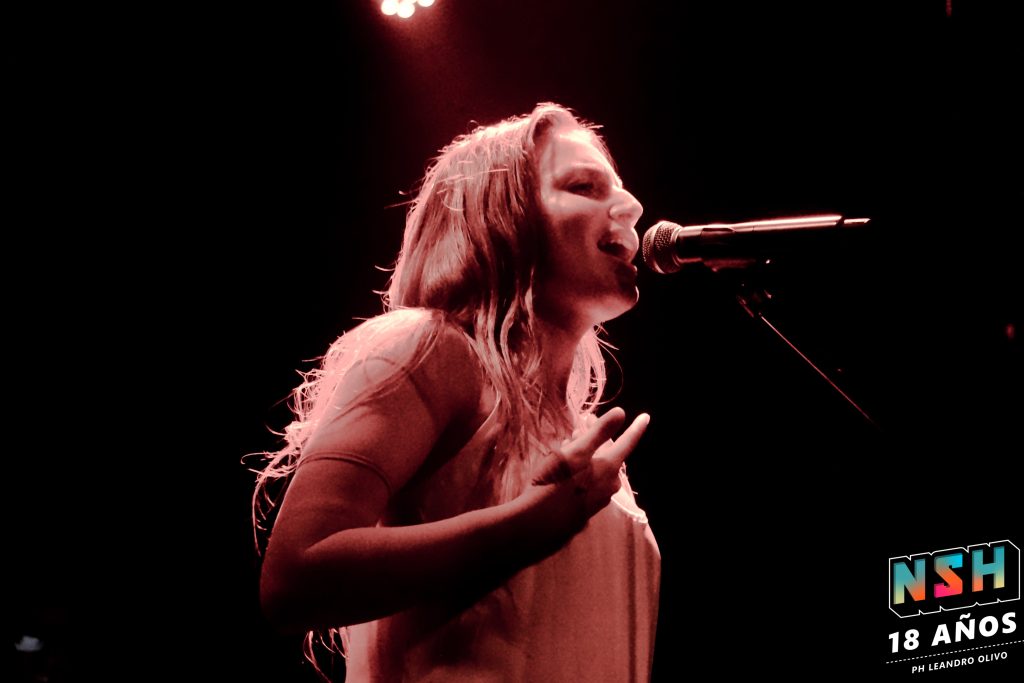 Agustina Pampin en vivo en La Tangente durante su show íntimo y teatral, fotografiada por Lautaro Quiroz