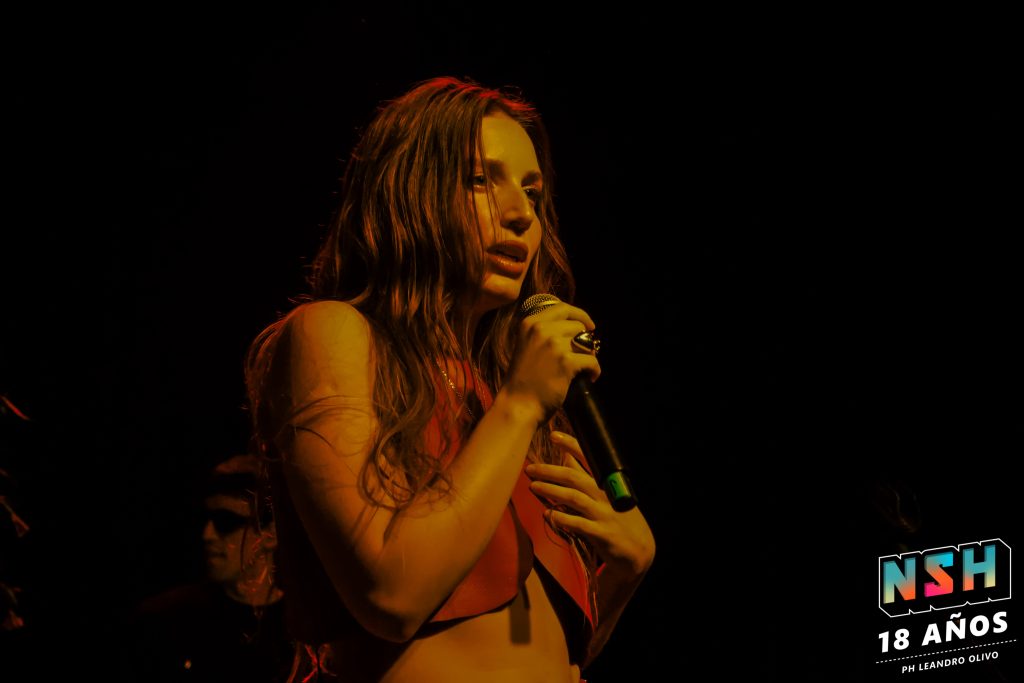 Agustina Pampin en vivo en La Tangente durante su show íntimo y teatral, fotografiada por Lautaro Quiroz