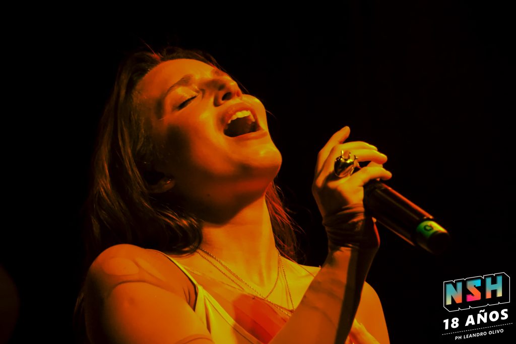 Agustina Pampin en vivo en La Tangente durante su show íntimo y teatral, fotografiada por Lautaro Quiroz