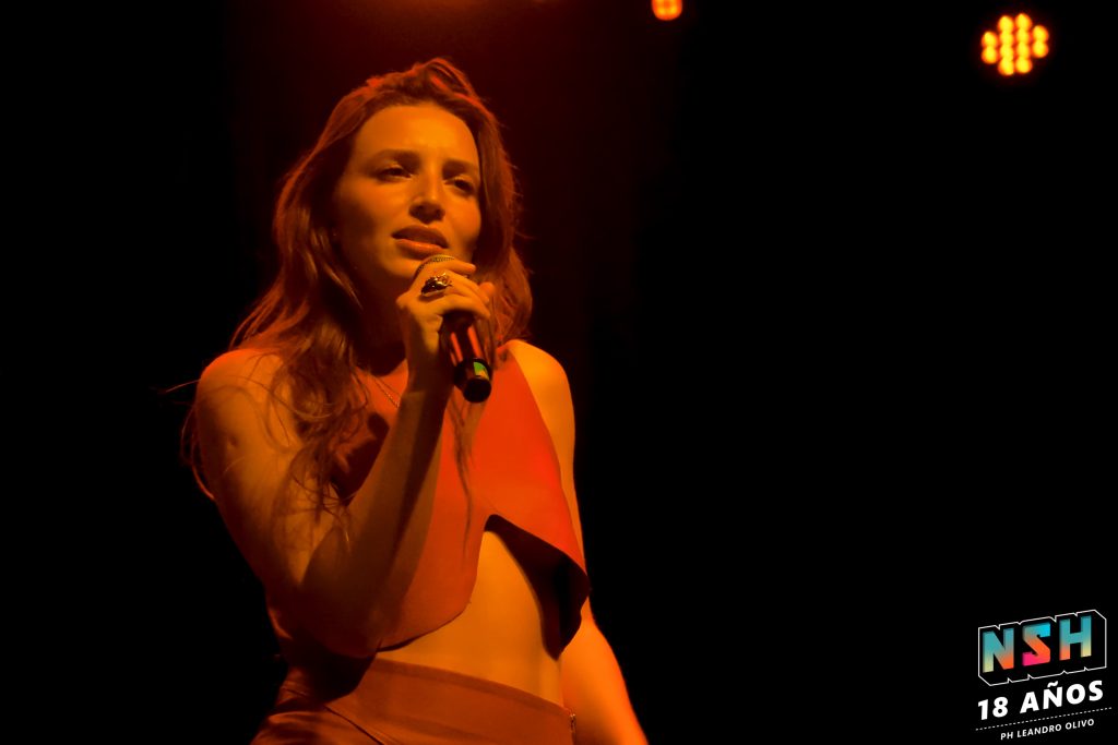 Agustina Pampin en vivo en La Tangente durante su show íntimo y teatral, fotografiada por Lautaro Quiroz