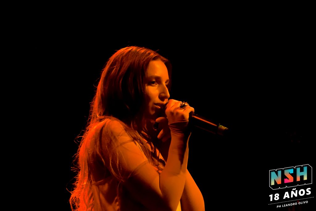 Agustina Pampin en vivo en La Tangente durante su show íntimo y teatral, fotografiada por Lautaro Quiroz