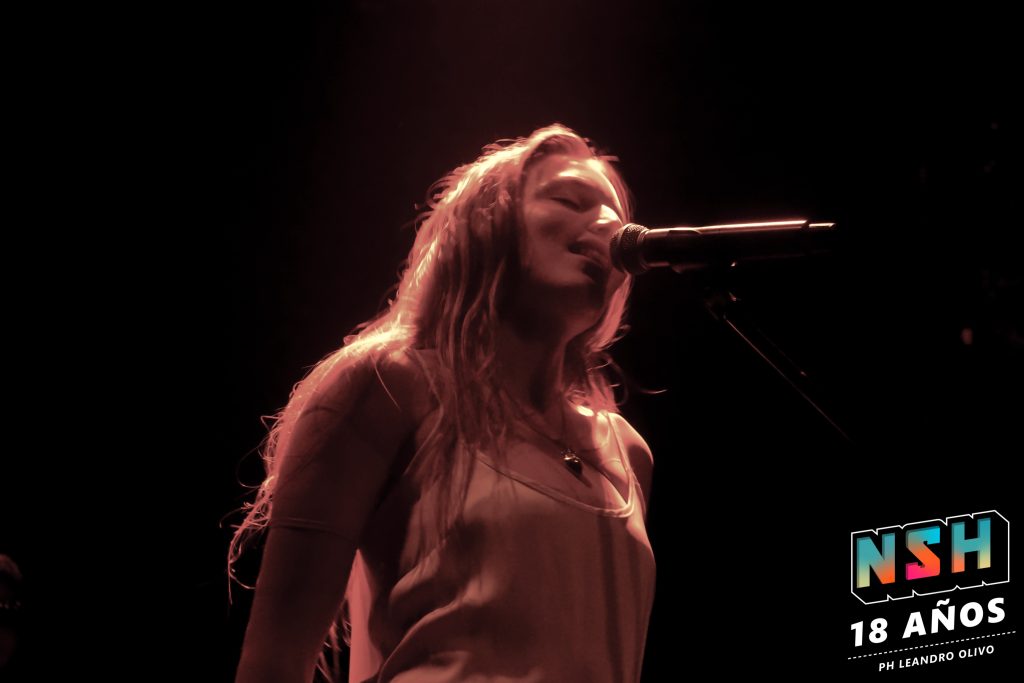 Agustina Pampin en vivo en La Tangente durante su show íntimo y teatral, fotografiada por Lautaro Quiroz