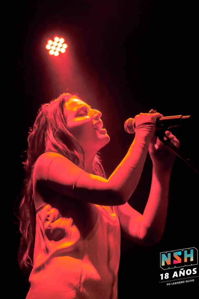 Agustina Pampin en vivo en La Tangente durante su show íntimo y teatral, fotografiada por Lautaro Quiroz