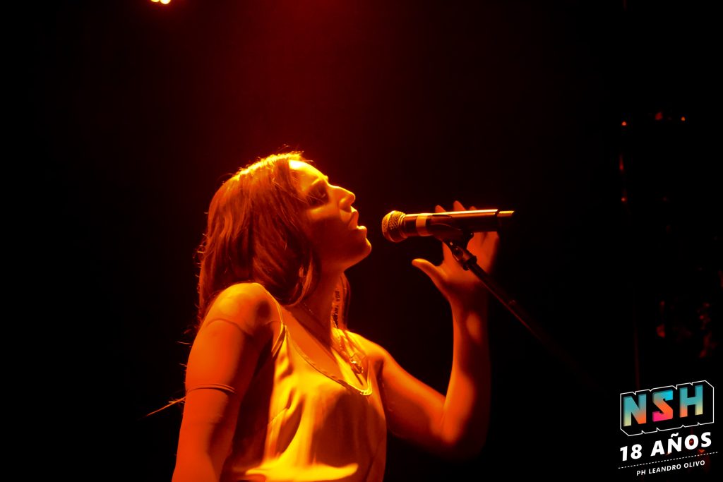 Agustina Pampin en vivo en La Tangente durante su show íntimo y teatral, fotografiada por Lautaro Quiroz