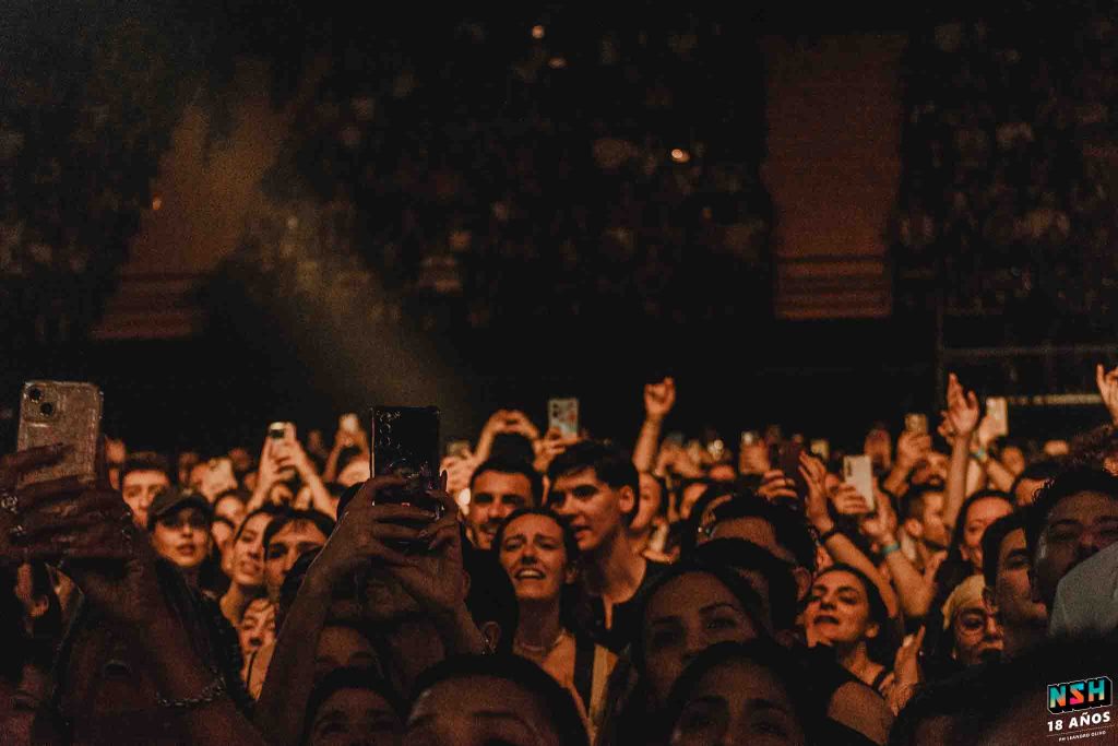 El dúo El Zar iluminando el escenario de Obras con su nuevo álbum Paradiso.