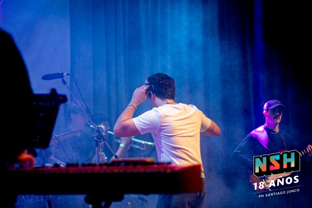 Lentes 3D, luna gigante y arcade: el universo de “To The Moon” en escena.