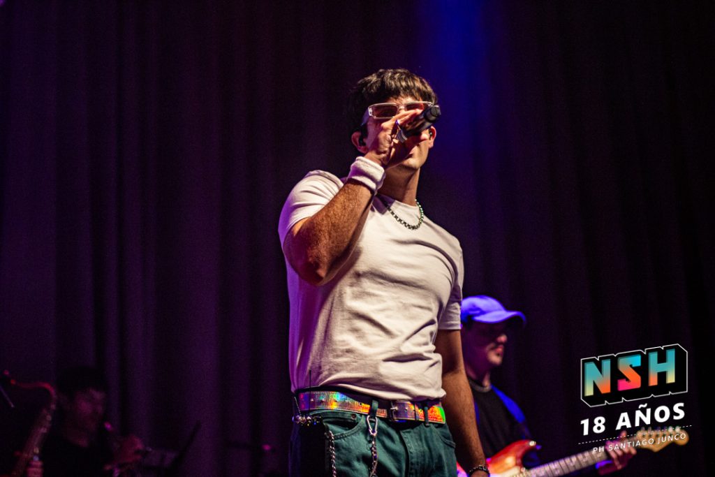 Lentes 3D, luna gigante y arcade: el universo de “To The Moon” en escena.