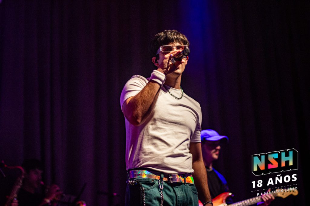 Lentes 3D, luna gigante y arcade: el universo de “To The Moon” en escena.