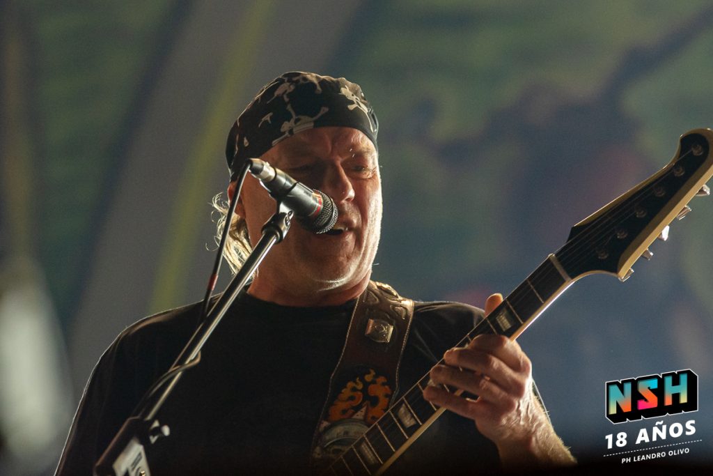 Chizzo liderando el show de La Renga en Uruguay durante su gira sudamericana 2025.