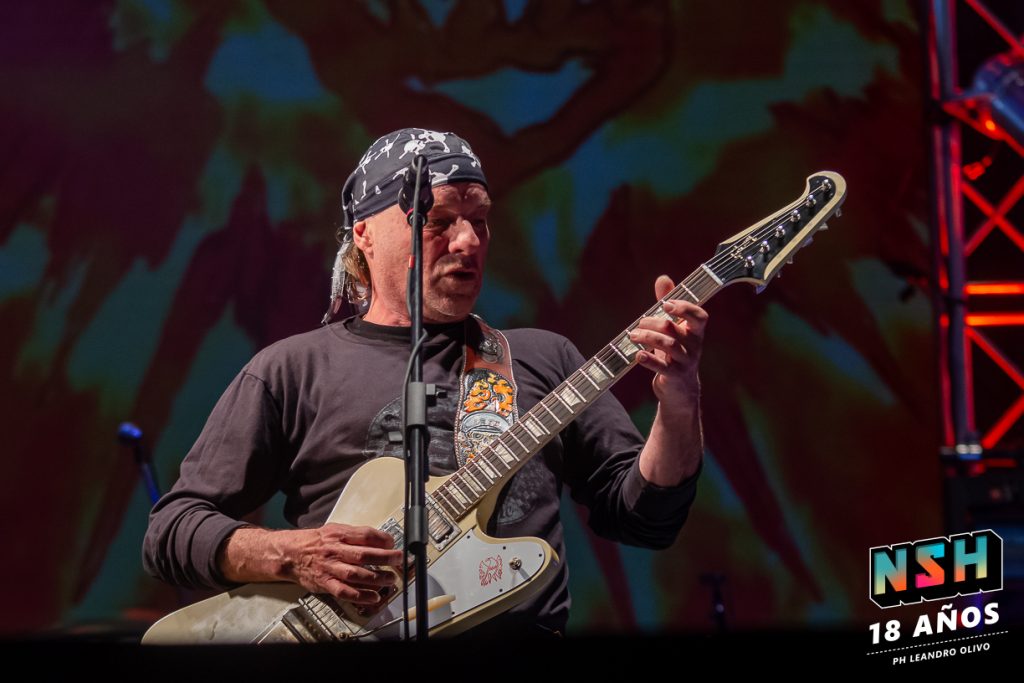 Chizzo liderando el show de La Renga en Uruguay durante su gira sudamericana 2025.
