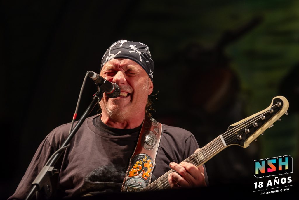 Chizzo liderando el show de La Renga en Uruguay durante su gira sudamericana 2025.