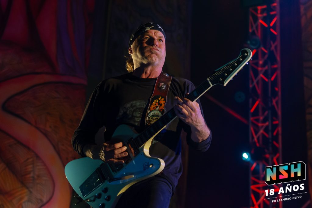 Chizzo liderando el show de La Renga en Uruguay durante su gira sudamericana 2025.