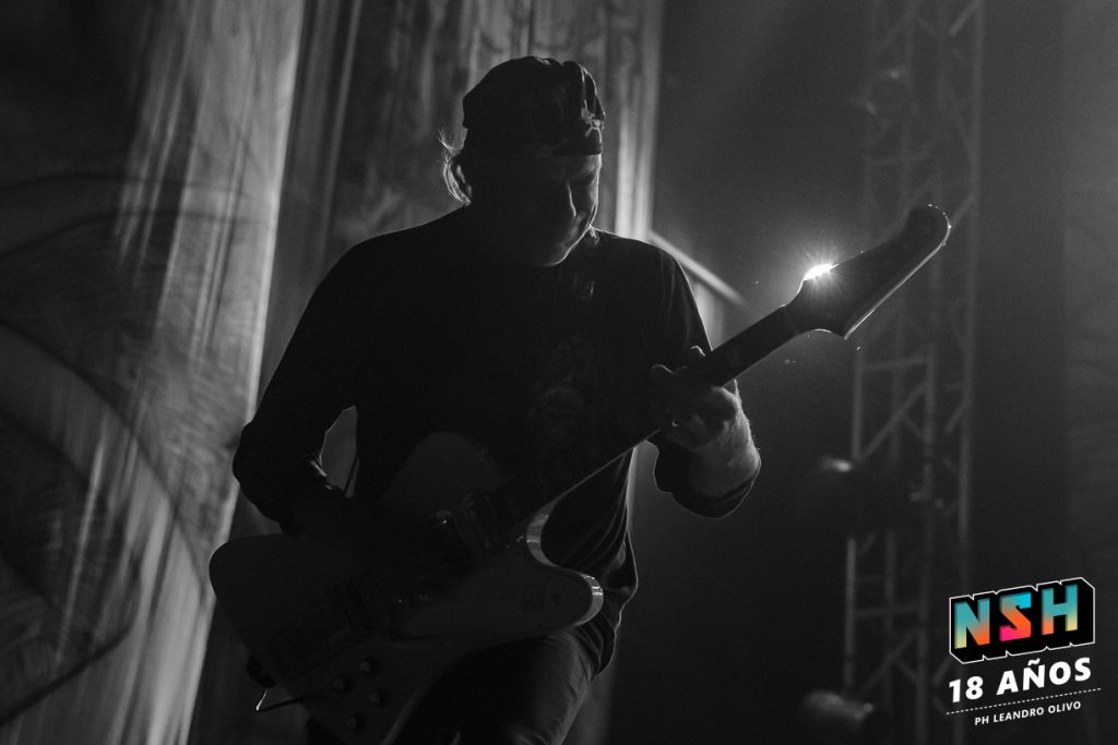 Chizzo liderando el show de La Renga en Uruguay durante su gira sudamericana 2025.