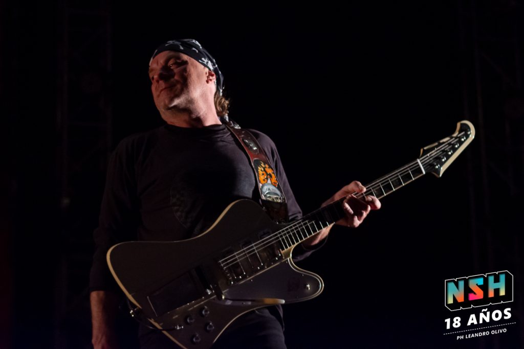 Chizzo liderando el show de La Renga en Uruguay durante su gira sudamericana 2025.