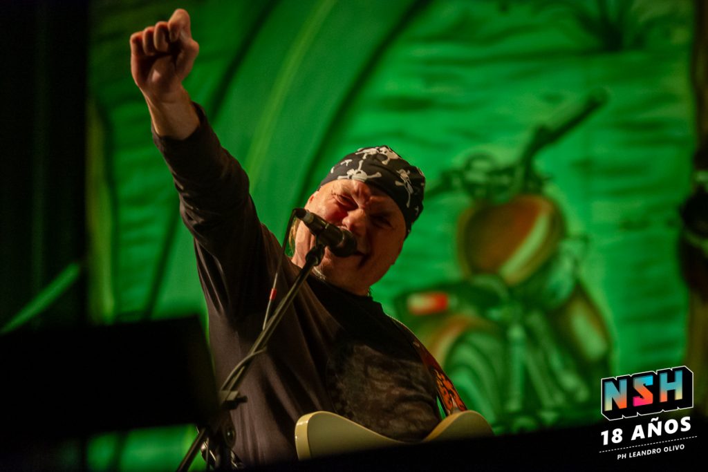 Chizzo liderando el show de La Renga en Uruguay durante su gira sudamericana 2025.