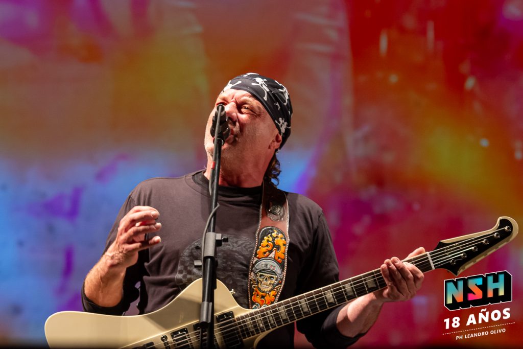 Chizzo liderando el show de La Renga en Uruguay durante su gira sudamericana 2025.